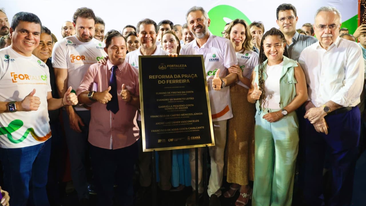 grupo de pessoas posa para a foto